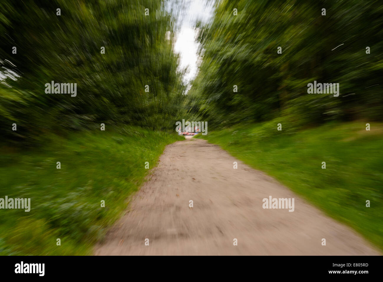 Zoom-Effekt der Weg in Richtung Bahnhof, überqueren Stockfoto