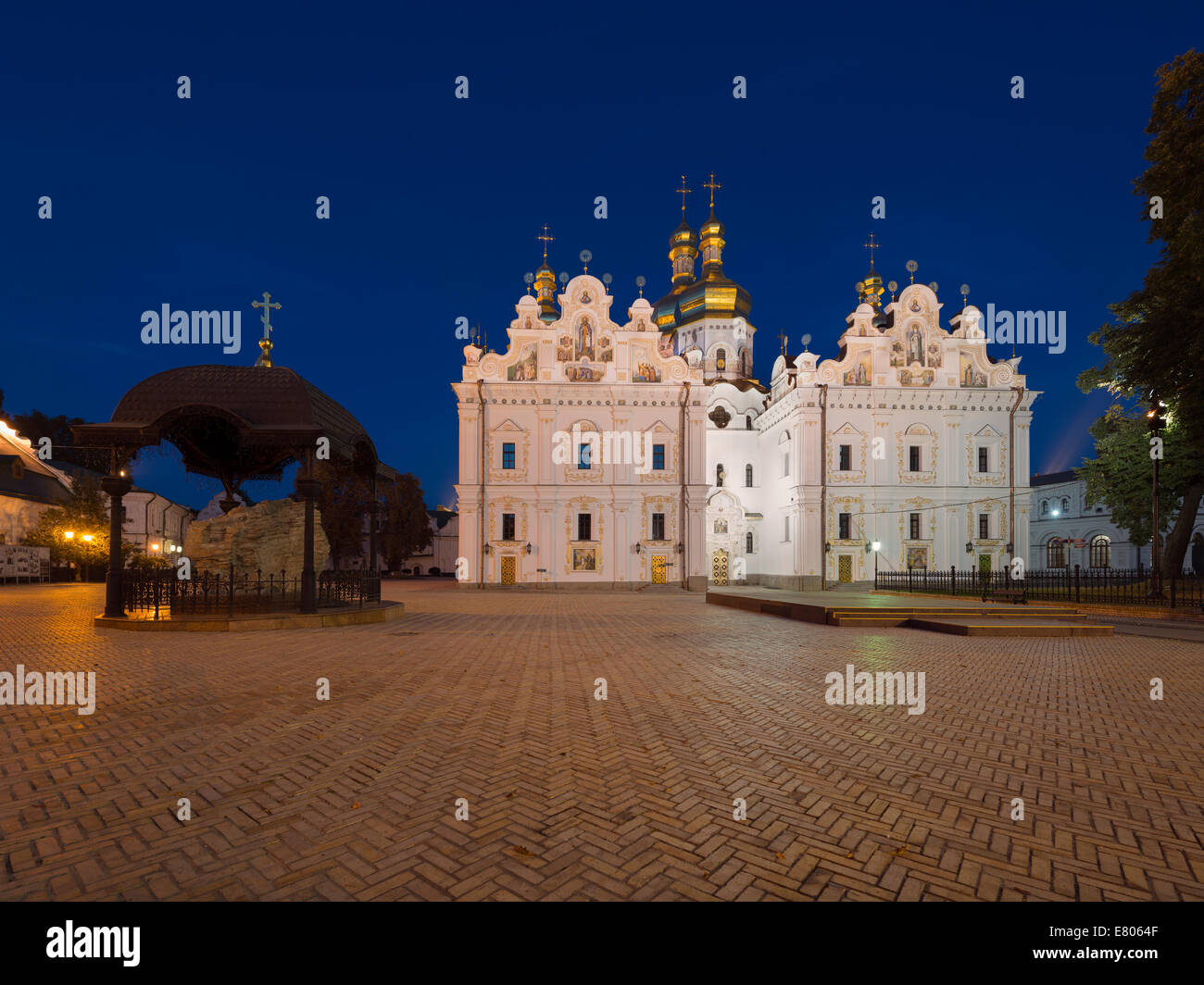 Uspenski-Kathedrale in Kiew Höhlenkloster in der Dämmerung Stockfoto