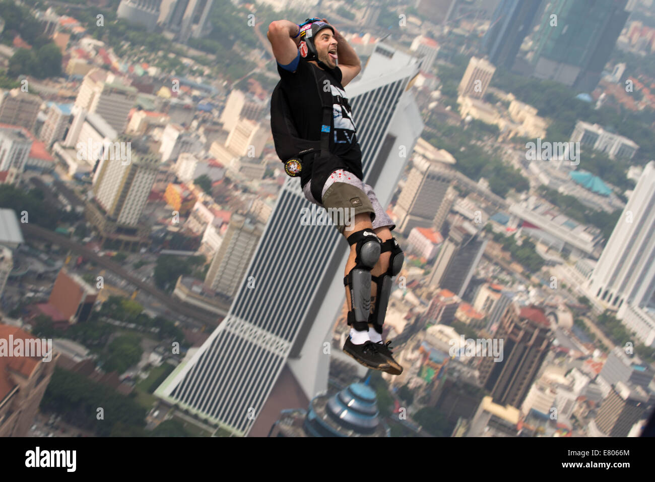 Kuala Lumpur, Malaysia. 27. September 2014. KL-Tower-BASE-Jump 2014 ist eine jährliche Veranstaltung der Kuala Lumpur Tower, der internationalen und nationalen Zuschauer angezogen haben. Bildnachweis: Sharkawi Che Din/Alamy Live-Nachrichten Stockfoto