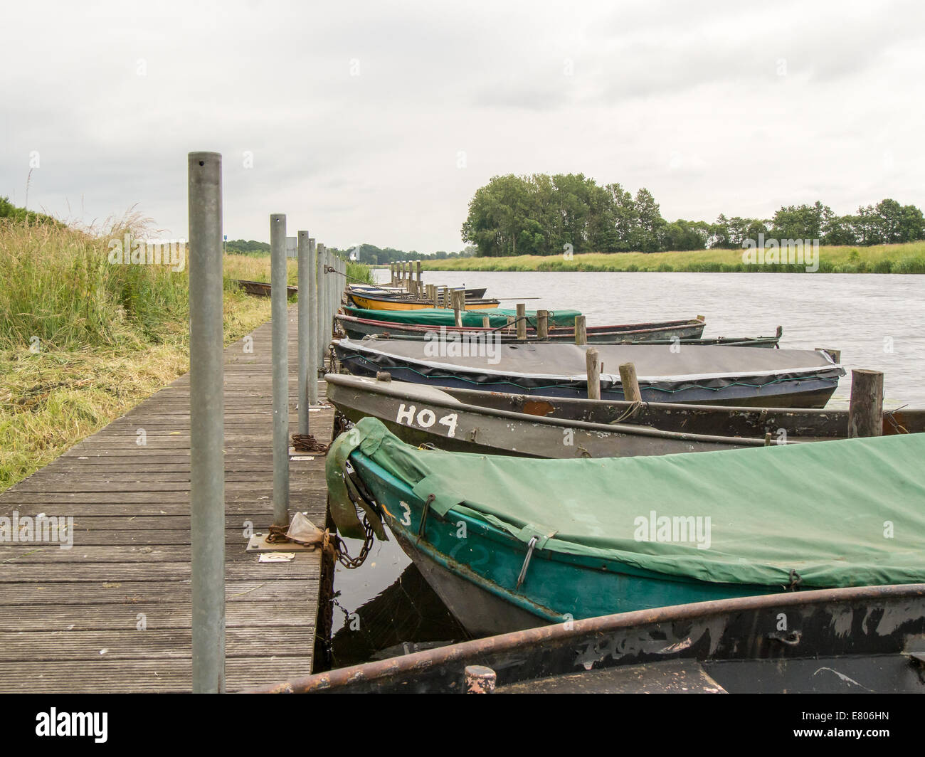 Reihe von überdachten Boote entlang die IJssel in Doesburg, Niederlande. Bewölkt und ruhigen Tag Stockfoto