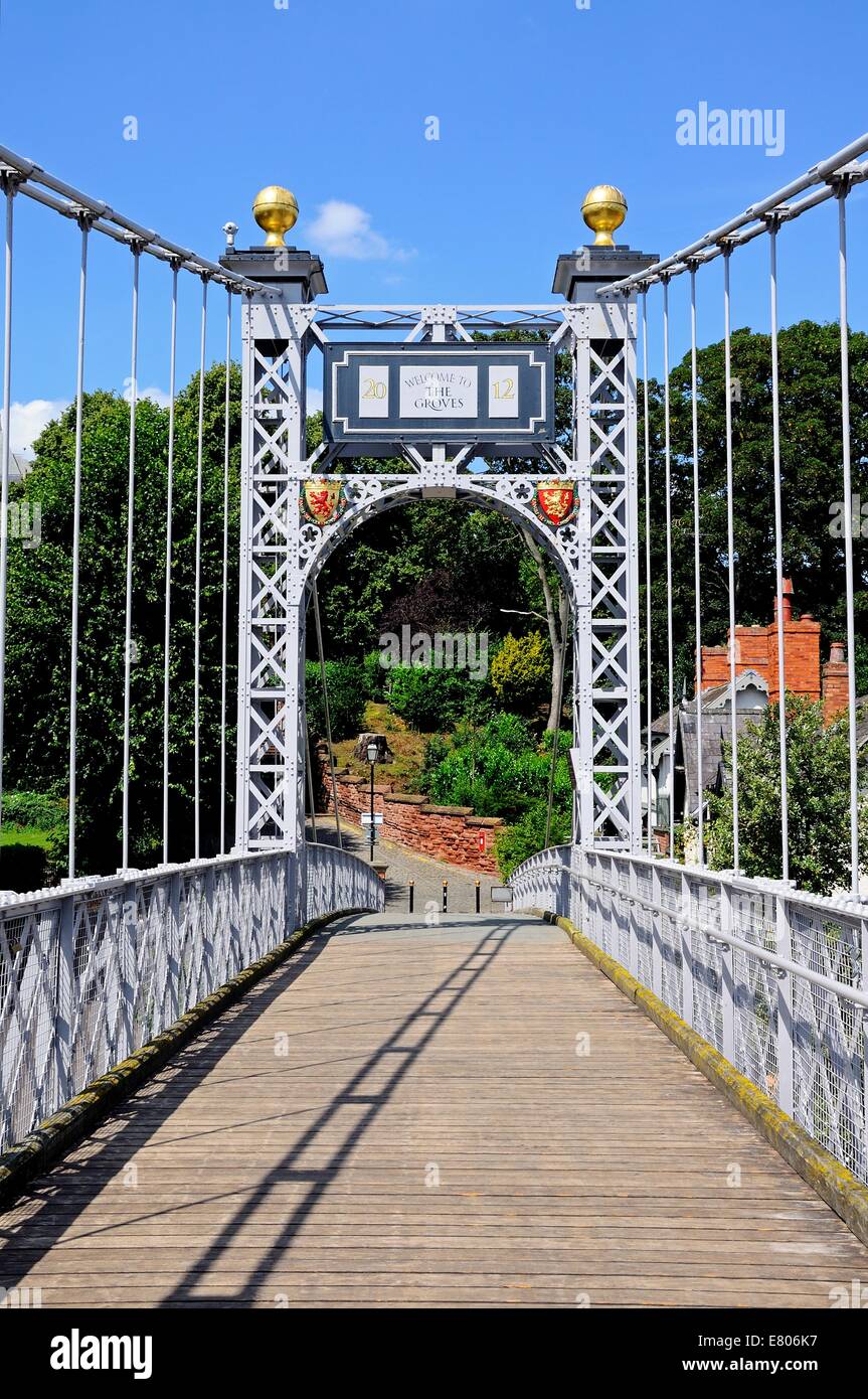 Zeigen Sie über die Hängebrücke River Dee aka Queens Park Hängebrücke, Chester, Cheshire, England, Vereinigtes Königreich, West-Europa an. Stockfoto