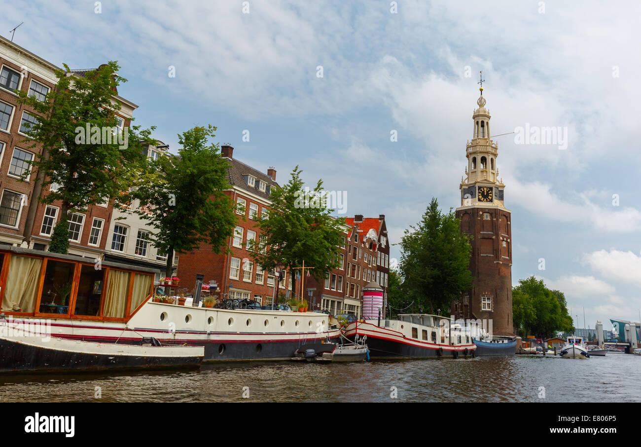 Blick auf die Stadt von Amsterdam Kanal Oudeschans und Turm Montelbaansturm, Holland, Niederlande. Stockfoto