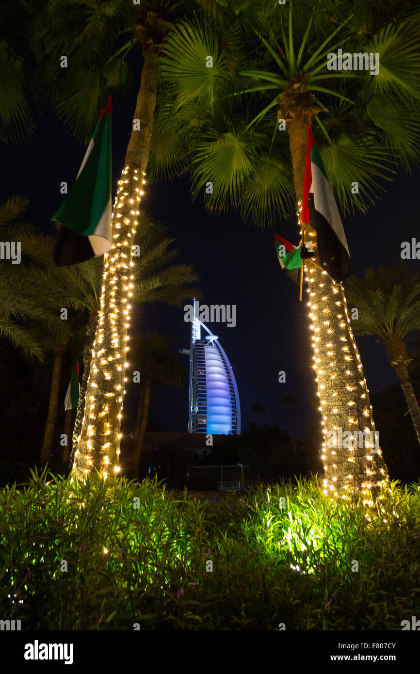 Burj Al Arab Hotel in der Nacht. Stockfoto