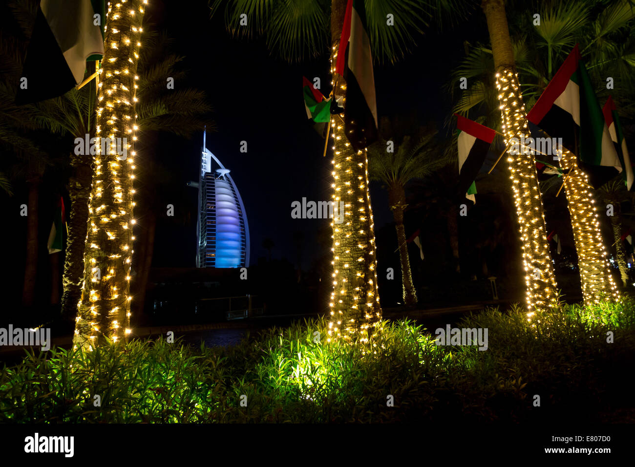Hotel Burj Al Arab bei Nacht. Stockfoto