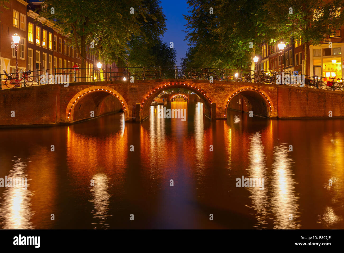 Nacht-Stadtansicht des Amsterdamer Grachten und sieben Brücken, Holland, Niederlande. Stockfoto