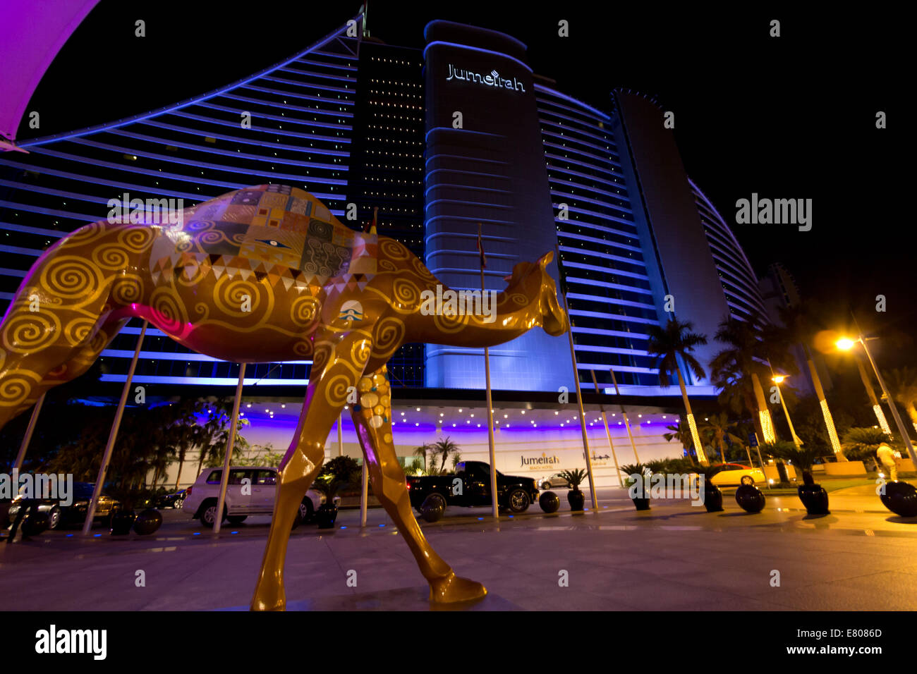 Dubai Hotel Jumeirah in der Nacht. Stockfoto