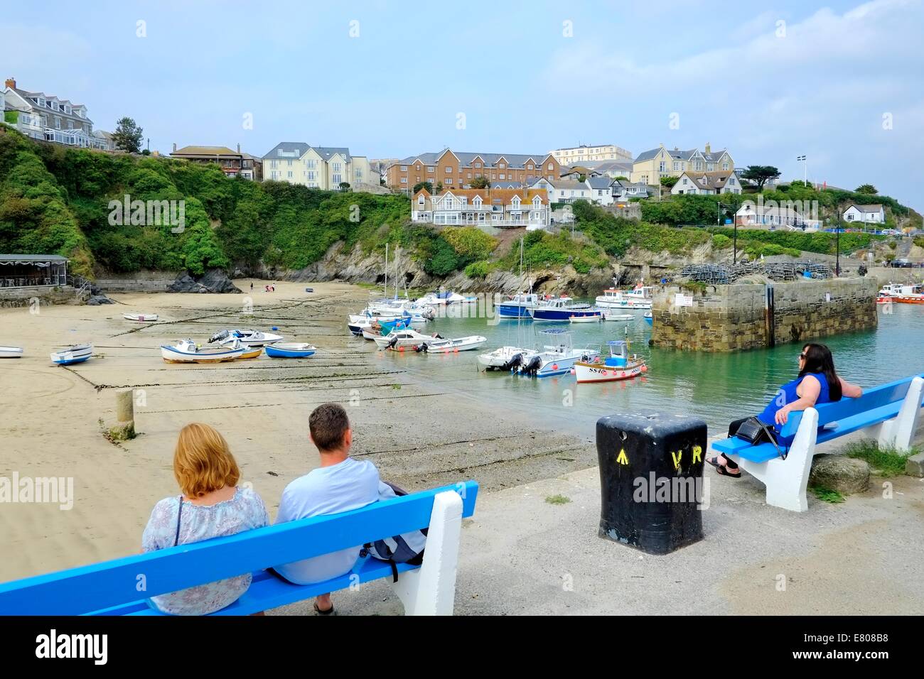 Menschen genießen die Aussicht in Newquay Hafen Cornwall England uk Stockfoto