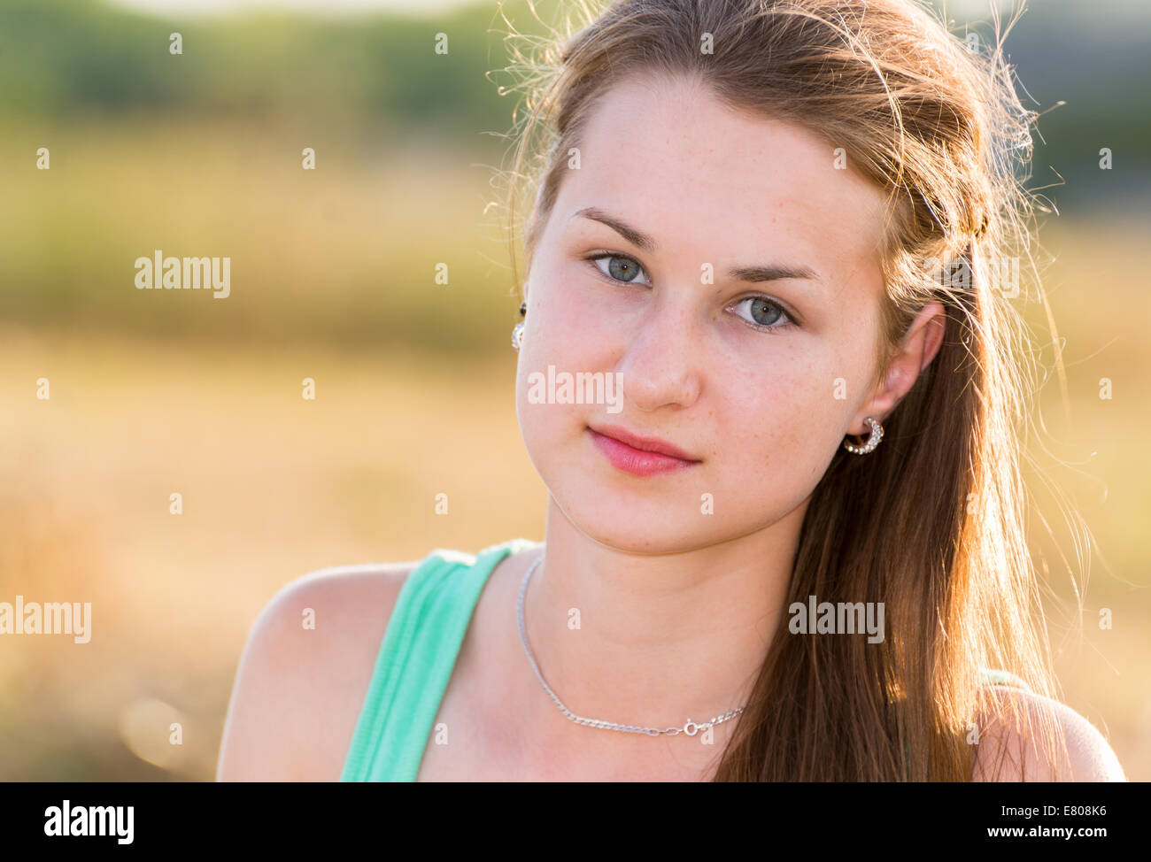 Teen Mädchen ruhen in einem Feld Stockfoto