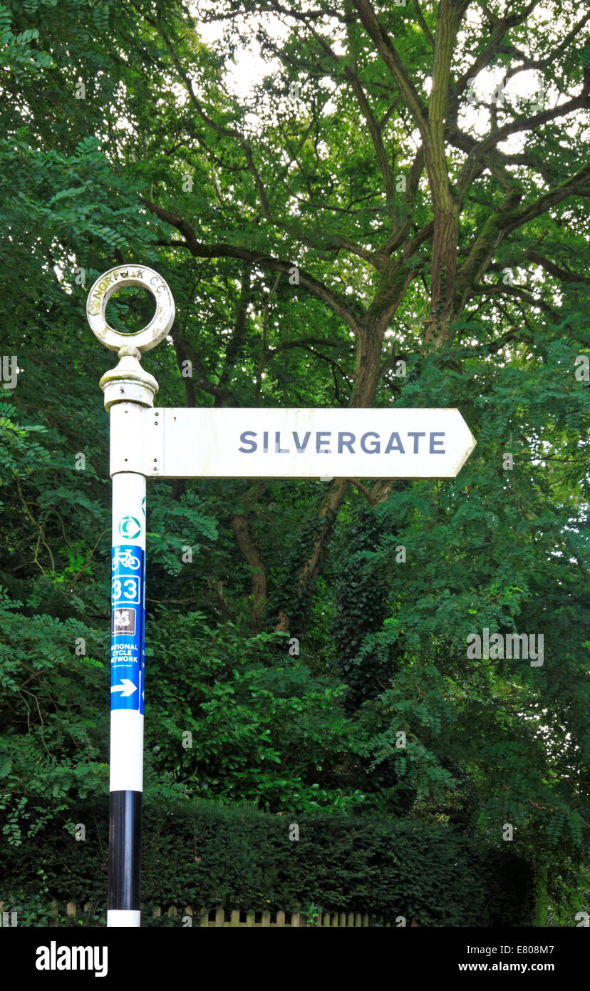 Eine alte Norfolk County Council Wegweiser nach Silvergate in Blickling, Norfolk, England, Vereinigtes Königreich. Stockfoto