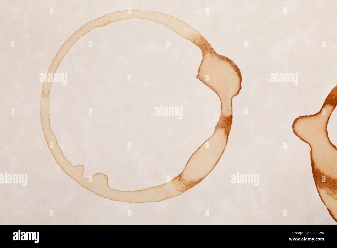 Kaffee-Ring Flecken auf weißem Pergament Papierhintergrund Stockfoto