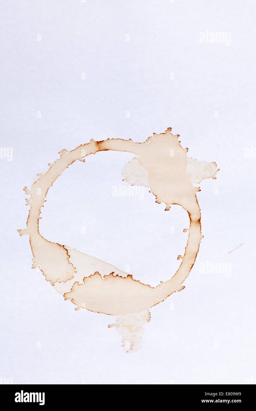 Kaffee-Ring Flecken auf weißem Papierhintergrund Stockfoto