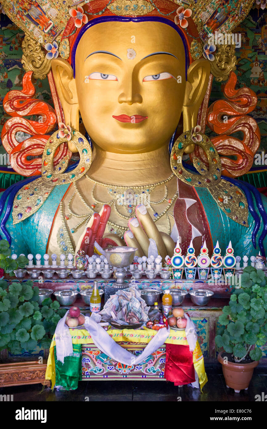 Goldene Maitreya Buddha-Statue im Thiksey Kloster in Ladakh, Indien, in den 1970er Jahren von lokalen Handwerkern unter Nawang Tsering gefertigt. Stockfoto
