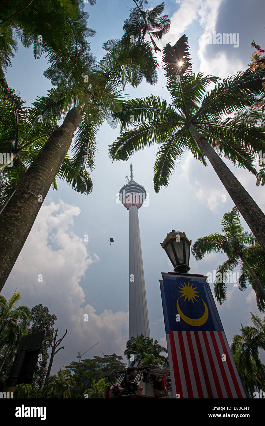 Kuala Lumpur, Malaysia. 27. September 2014. KL-Tower-BASE-Jump 2014 ist eine jährliche Veranstaltung der Kuala Lumpur Tower, der internationalen und nationalen Zuschauer angezogen haben. Kuala Lumpur Tower-Blick vom öffentlichen Parkplatz. Bildnachweis: Sharkawi Che Din/Alamy Live-Nachrichten Stockfoto