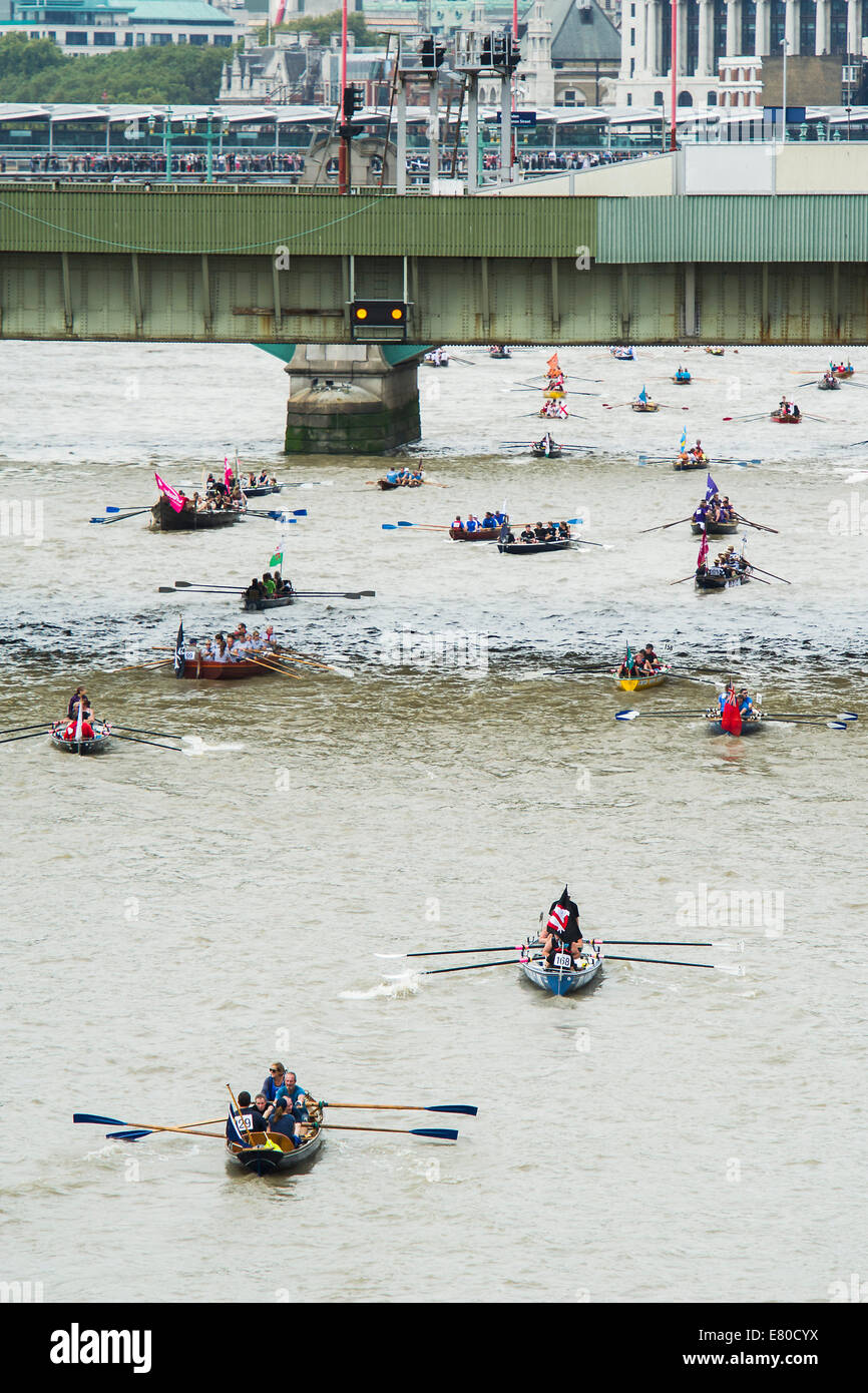 Die Great River Race, London River Marathon (auch bekannt als The UK traditionellen Boot Championship) - eine 21,6 Meilen-Regatta auf der Themse von London Docklands, Schinken in Surrey. Es zieht mehr als 300 Mannschaften aus aller Welt und richtet sich auf alle Ebenen der Konkurrent von diejenigen, die Spaß, Faschings und Nächstenliebe Stunts, um ernsthafte Sportler genießen. Themse, London, 27. September 2014. Stockfoto