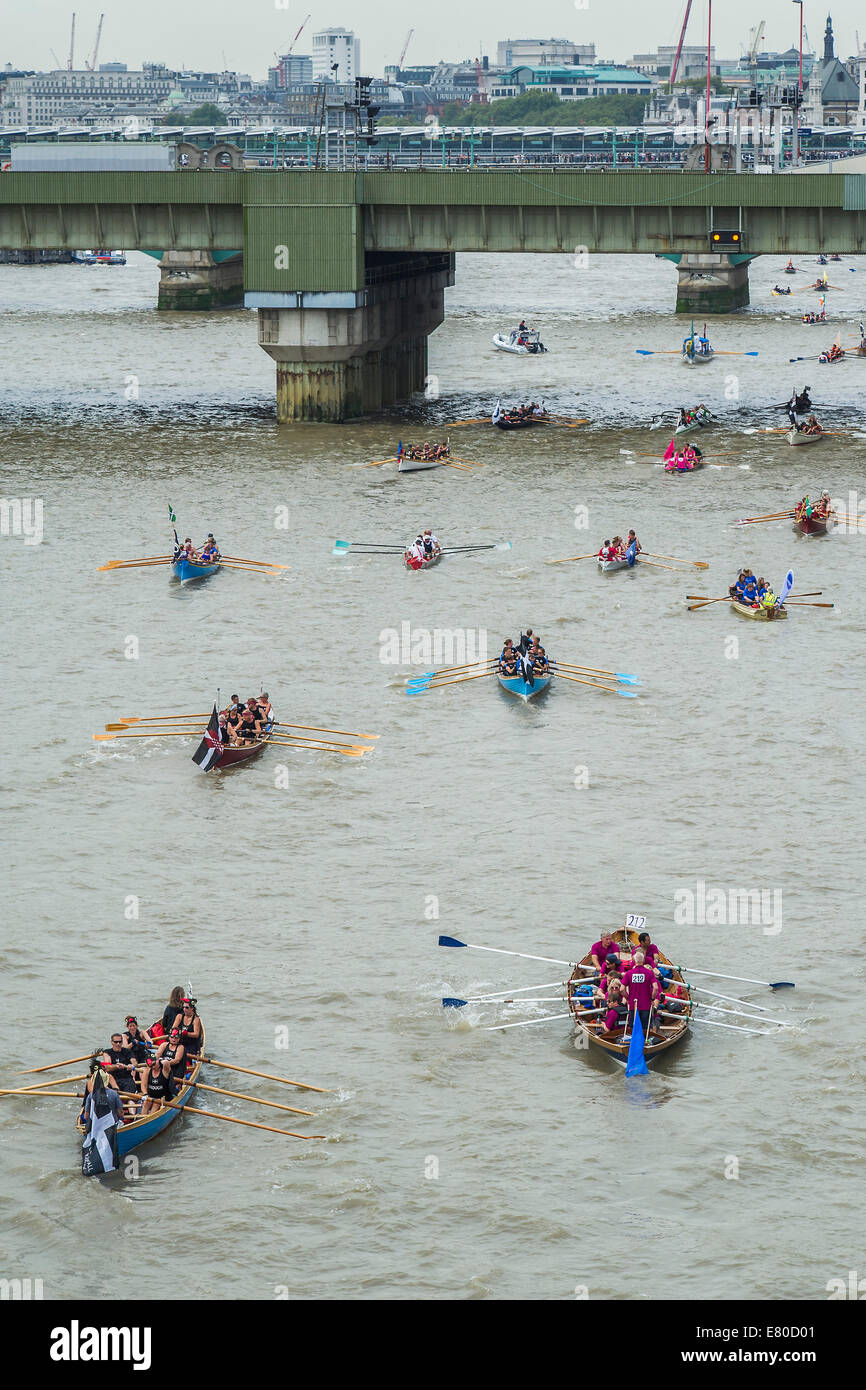 Die Great River Race, London River Marathon (auch bekannt als The UK traditionellen Boot Championship) - eine 21,6 Meilen-Regatta auf der Themse von London Docklands, Schinken in Surrey. Es zieht mehr als 300 Mannschaften aus aller Welt und richtet sich auf alle Ebenen der Konkurrent von diejenigen, die Spaß, Faschings und Nächstenliebe Stunts, um ernsthafte Sportler genießen. Themse, London, 27. September 2014. Stockfoto