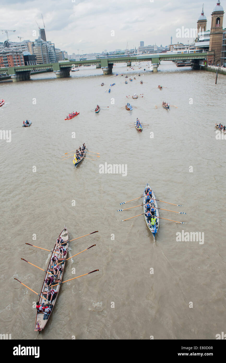 Die Great River Race, London River Marathon (auch bekannt als The UK traditionellen Boot Championship) - eine 21,6 Meilen-Regatta auf der Themse von London Docklands, Schinken in Surrey. Es zieht mehr als 300 Mannschaften aus aller Welt und richtet sich auf alle Ebenen der Konkurrent von diejenigen, die Spaß, Faschings und Nächstenliebe Stunts, um ernsthafte Sportler genießen. Themse, London, 27. September 2014. Stockfoto