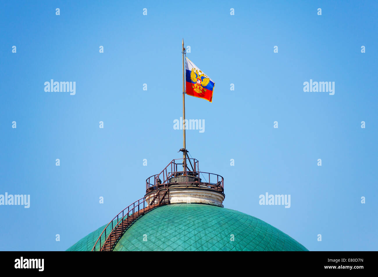 Russische Flagge auf Senat Palast im Moskauer Kreml Stockfoto