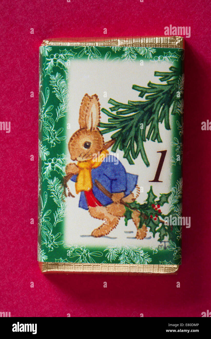 Countdown bis Weihnachten mit einzelnen advent Schokoriegel auf rotem Hintergrund isoliert - Kalender Tag 1 der 24. Stockfoto