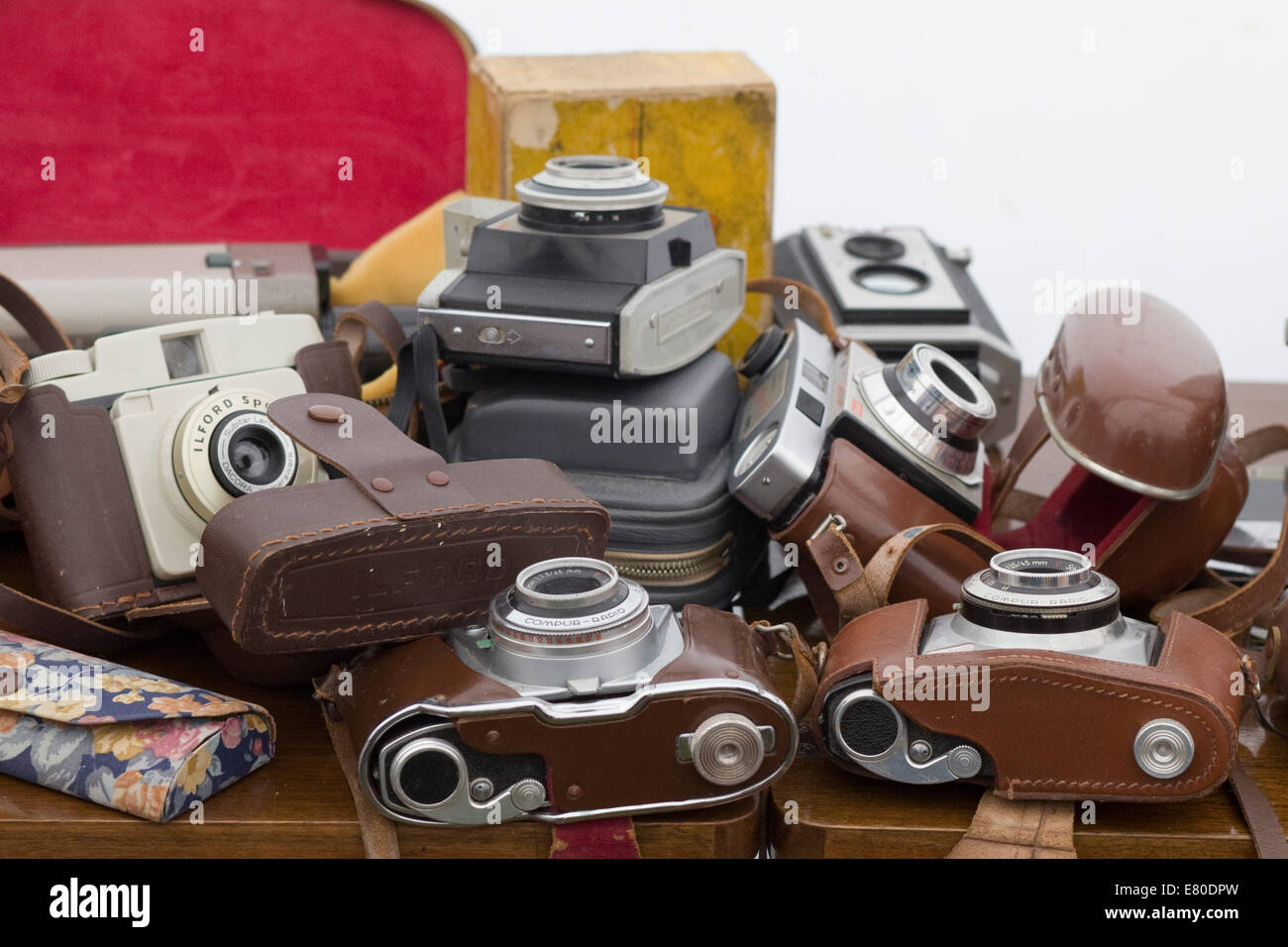 Sammlung von Oldtimer-Kameras auf einem Tisch Stockfoto