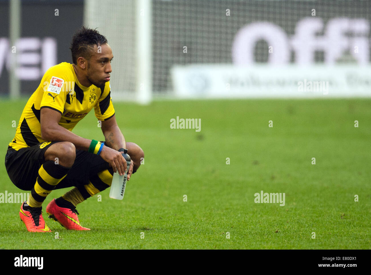 Gelsenkirchen, Deutschland. 27. Sep, 2014. Dortmunder Pierre-Emerick Aubameyang reagiert nach der deutschen Bundesliga Fußballspiel zwischen FC Schalke 04 und Borussia Dortmund in Veltins Arena in Gelsenkirchen, Deutschland, 27. September 2014. Foto: Bernd Thissen /dpa (Achtung: die DFL schränkt die Nutzung und Veröffentlichung der sequentiellen Bilder über das Internet und andere Online-Medien während des Spiels auf 15 Bilder pro Spiel.) / Dpa/Alamy Live News Stockfoto