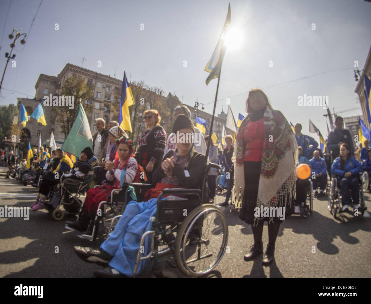 Mehr als 2 000 Menschen mit besonderen Bedürfnissen kam zu der Friedensmarsch in Kiev.Campaign ist zur Erhaltung des Friedens in der Ukraine. Allerdings ist der Zweck des Marsches auf die Rechte von Menschen mit Behinderungen aufmerksam machen. Im März nahmen Vertreter aus vielen Regionen der Ukraine. 27. Sep, 2014. Die Rallye war Vertreter der Nationalversammlung von Menschen mit Behinderungen der Ukraine, und die nationalen Paralympischen und Deaflympics Ausschüsse der Ukraine organisiert © Igor Golovniov/ZUMA Draht/Alamy Live News Stockfoto