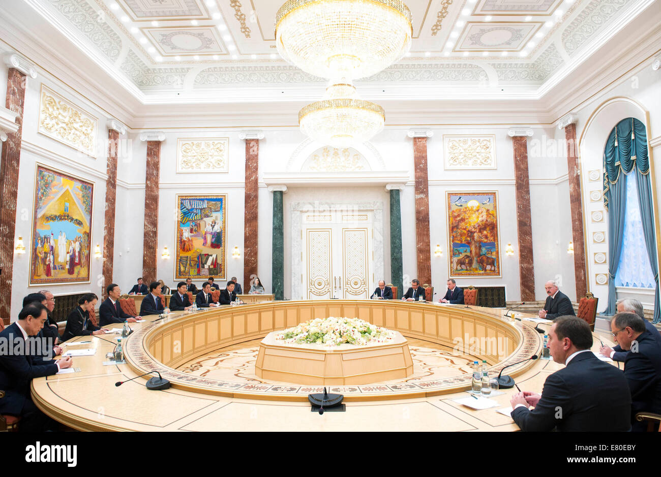 Minsk, Weißrussland. 26. September 2014. Chinesische Vize Premier Zhang Gaoli (L) trifft mit der belarussische Präsident Alexander Lukashenko in Minsk, Belarus, 26. September 2014. © Wang Ye/Xinhua/Alamy Live-Nachrichten Stockfoto