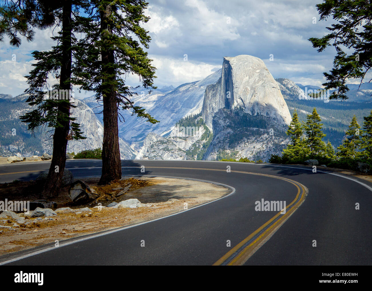 Ein schönes atemberaubende Landschaftsbild einer gewundenen Straße in den Yosemite Bergen mit El Capitan Berg im Hintergrund Stockfoto
