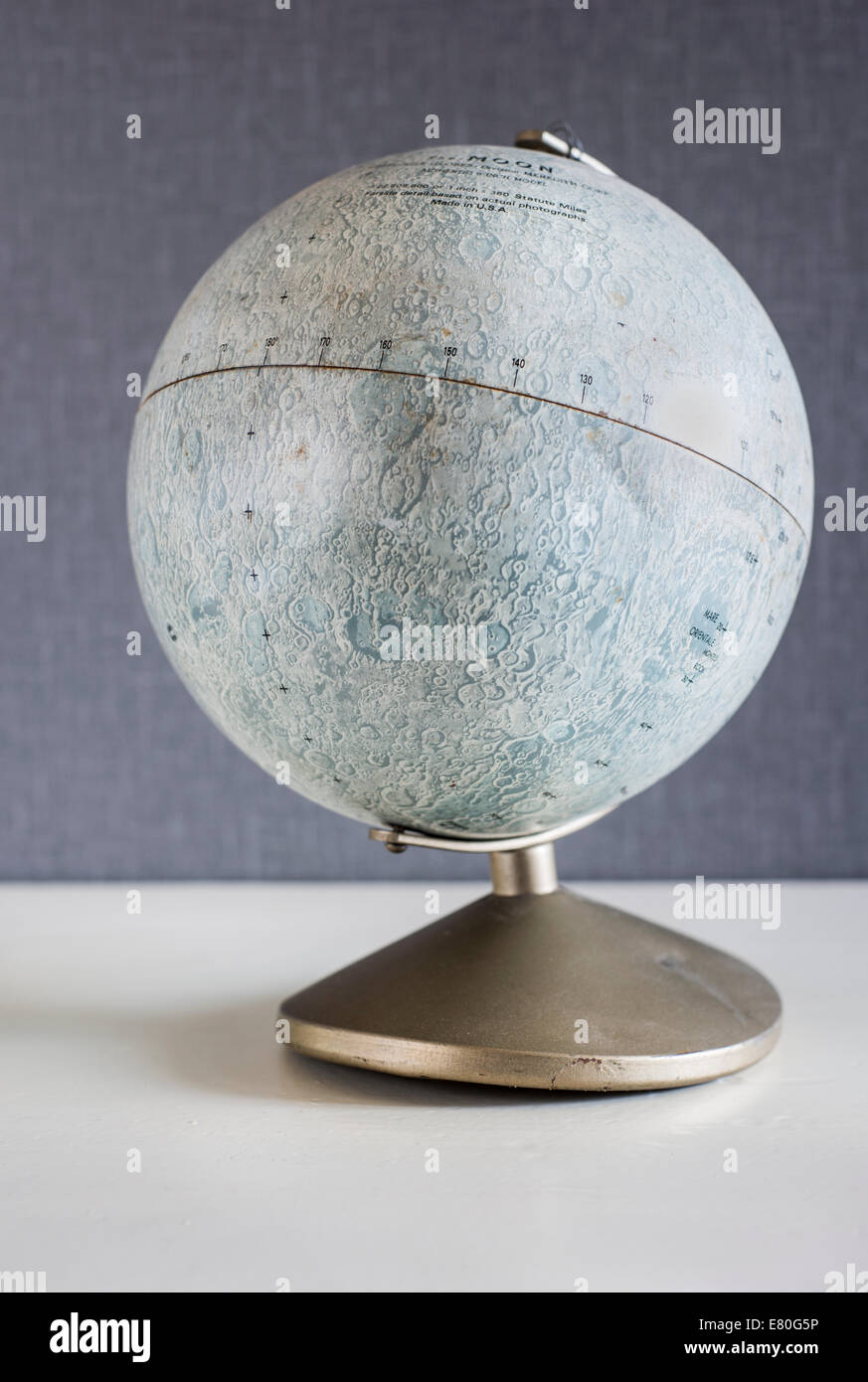 Stillleben mit einem Globus des Mondes Stockfoto