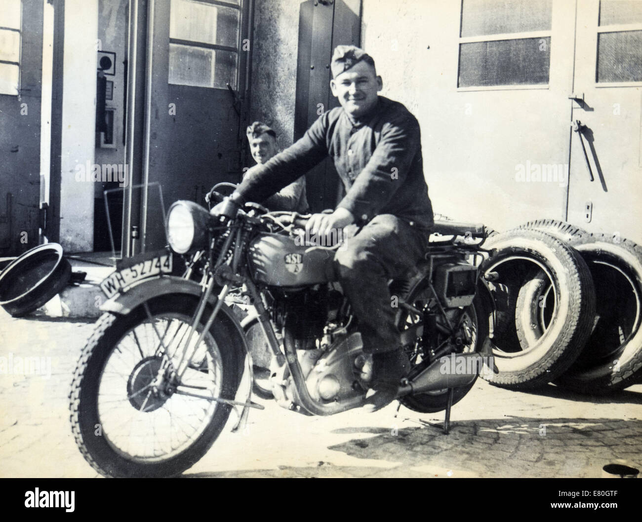 Deutsche Soldaten posiert auf einem Motorrad, Deutschland, 1940er Jahre. Reproduktion von antiken Foto. 27. Sep, 2014. © Igor Golovniov/ZUMA Draht/Alamy Live-Nachrichten Stockfoto