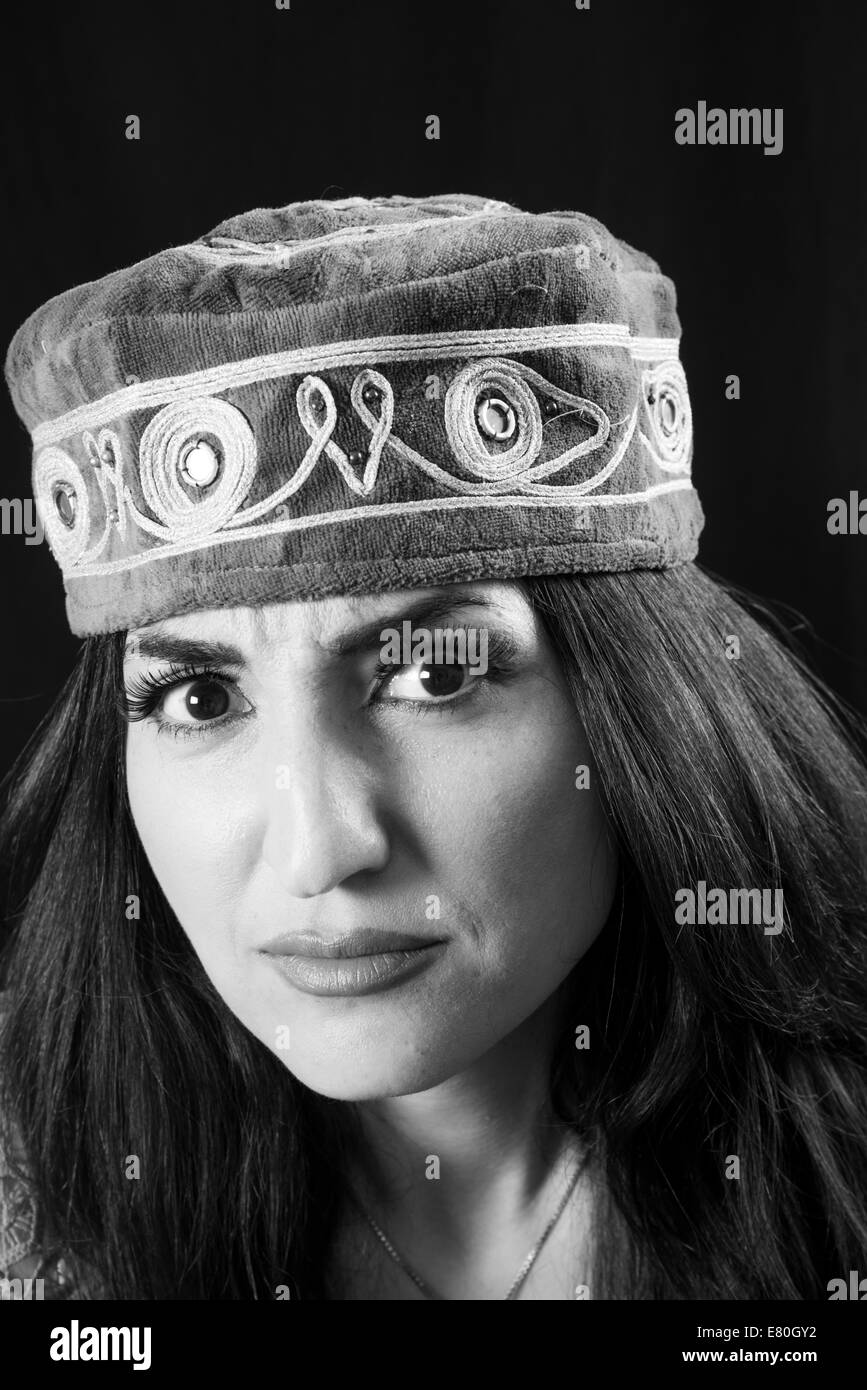 Frau trägt traditionelle nahöstliche Hut Stockfoto