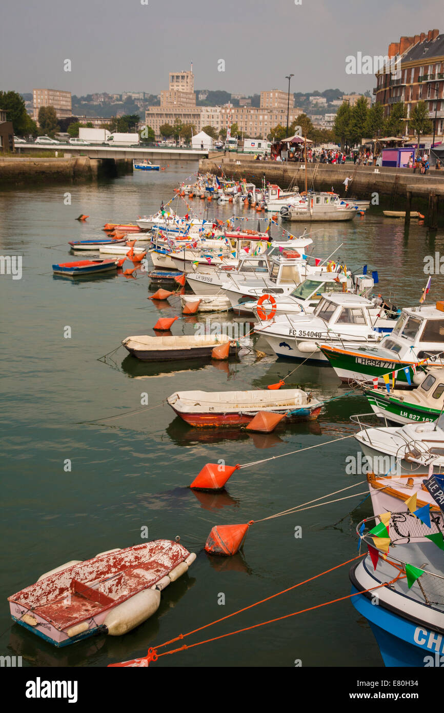 Angeln, Boote und Motoryachten im ältesten Hafen des UNESCO-Welterbes Le Havre in Normandie, Frankreich Stockfoto