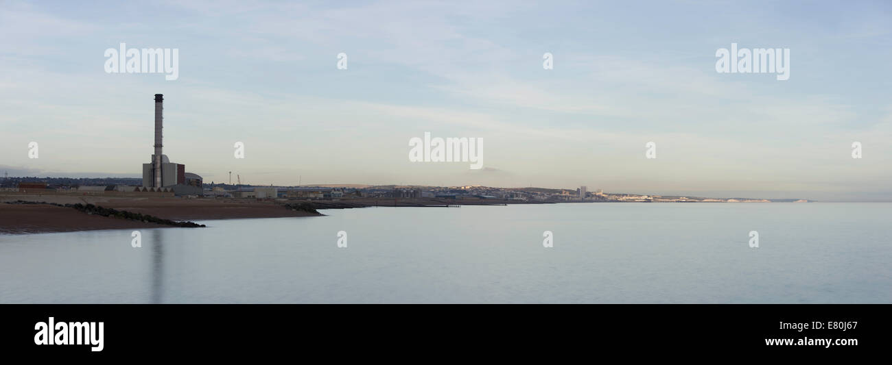 Panoramablick vom Shoreham by Sea nach Eastbourne. Die Stadt Brighton & Hove gesehen werden kann, während die Klippen der sieben Schwestern auch sichtbar sind. Stockfoto