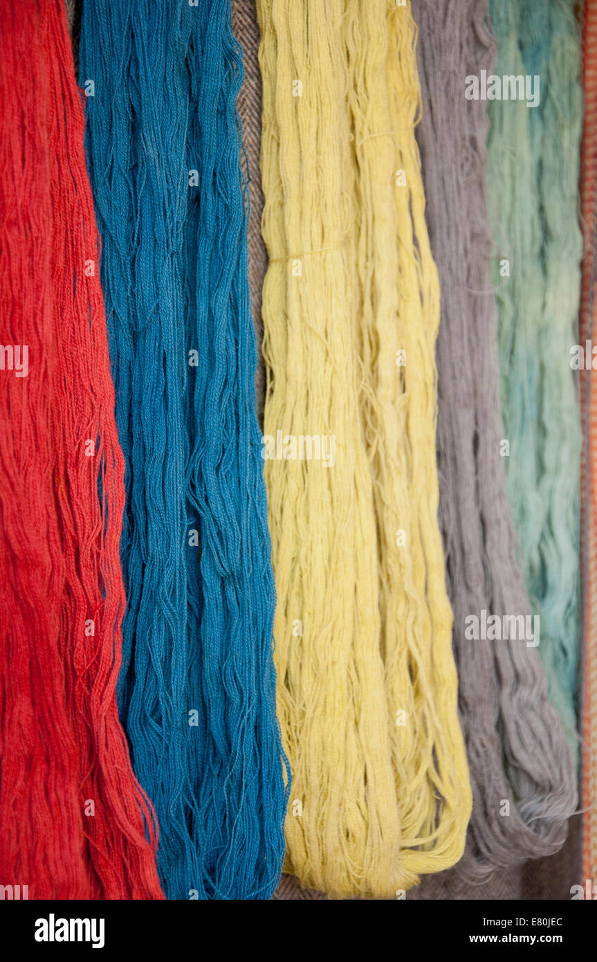 Hängen natürlich gefärbte Wolle, konzentrierte sich auf rote und blaue Stränge Stockfoto