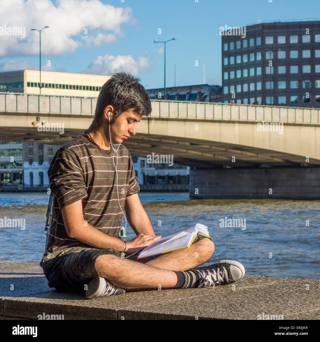 Asiatische Jugend Lesung Buch Fluss Themse London studieren Stockfoto
