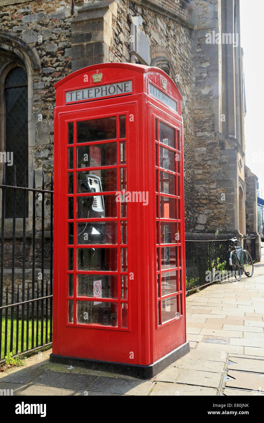 Rote Telefonzelle in England Stockfoto