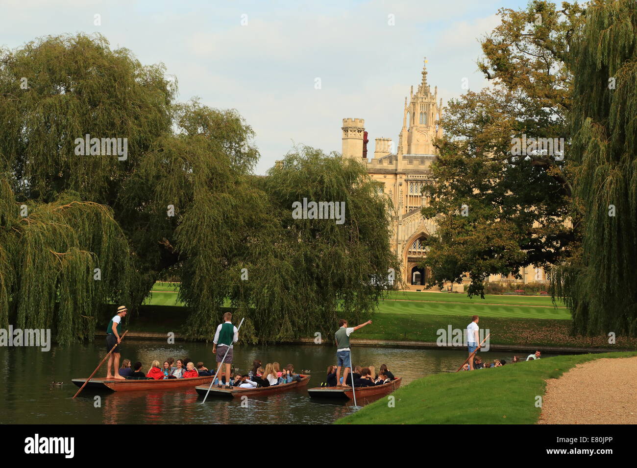 Stechkahn fahren vor Str. Johns Hochschule, Cambridge, UK. Stockfoto