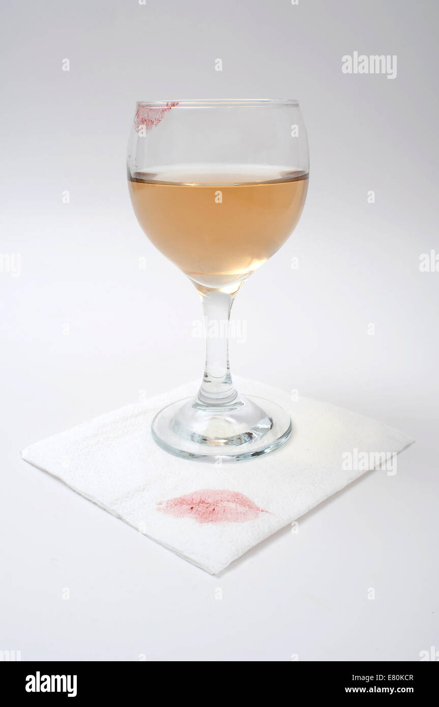 Glas Wein auf Papierserviette. Stockfoto