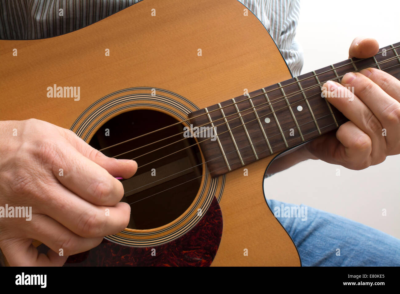 Gitarre zu spielen. Stockfoto