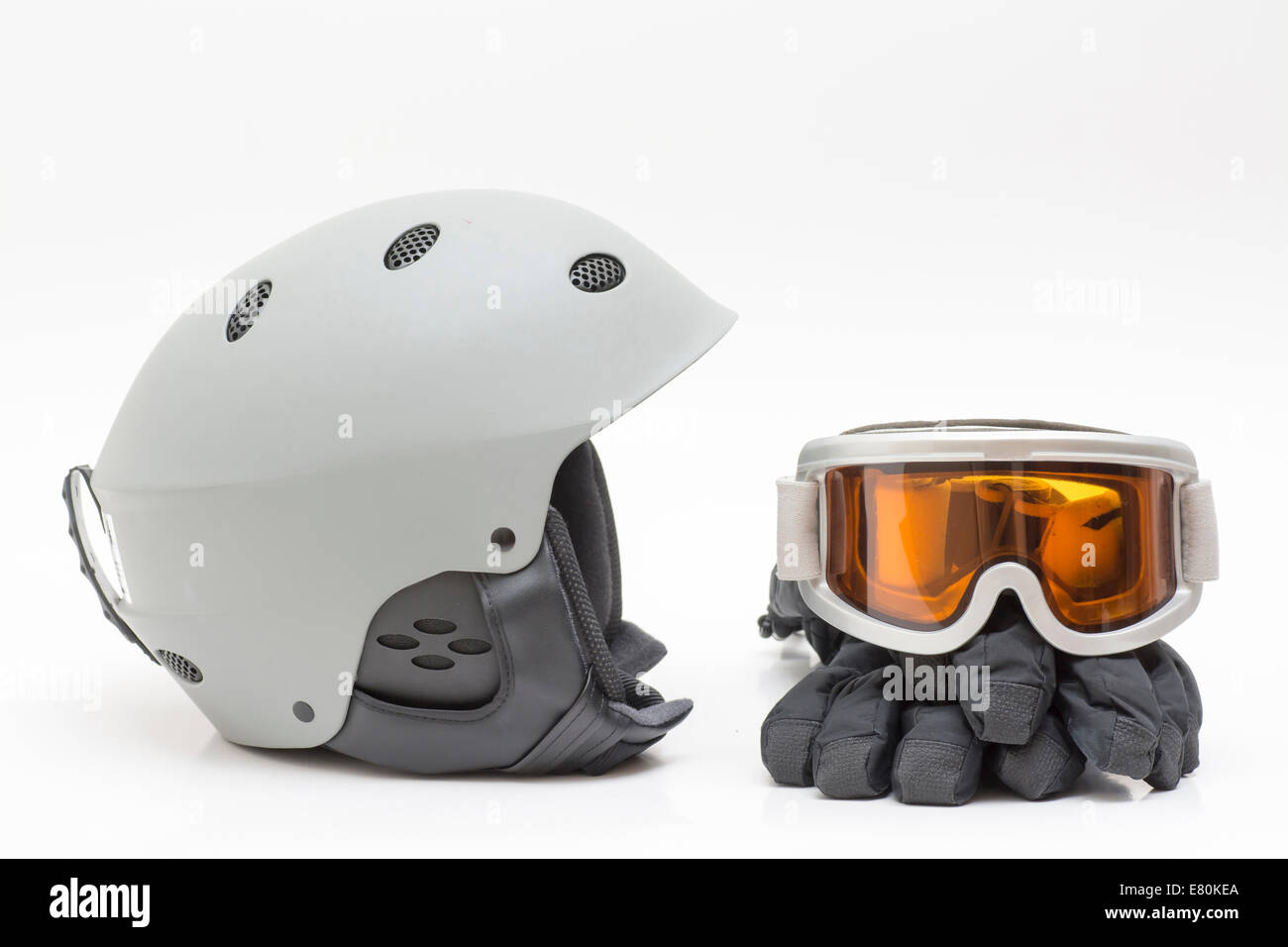 Snowboard Helm, Handschuhe und Schutzbrillen. Stockfoto