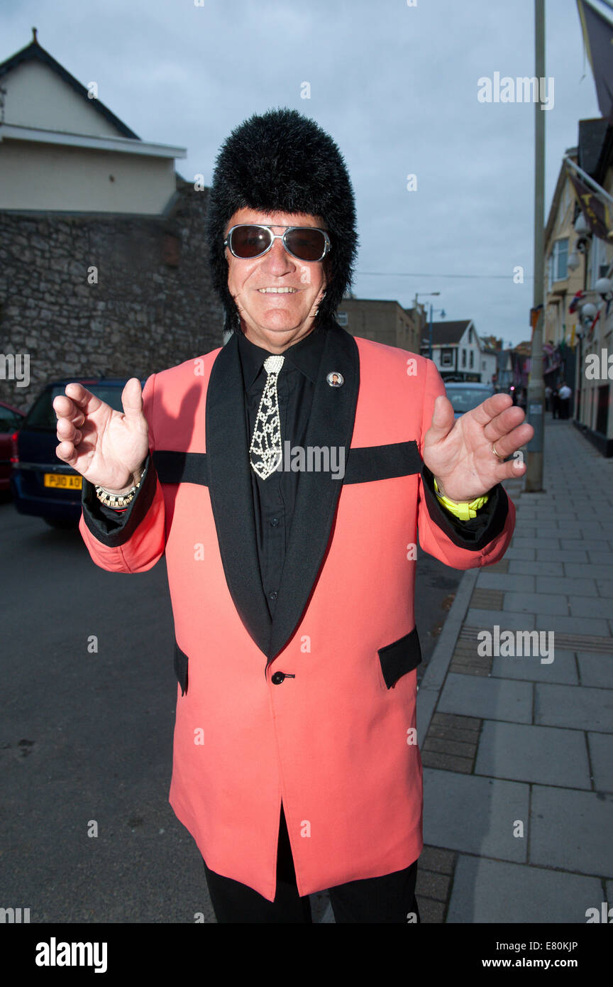 Porthcawl, Glamorgan, Wales, UK. 27. September 2014. John Hewlett (L) 67 von Risca, Caerphilly, Gwent, Kleider für das Festival in einer atemberaubenden Edwardian – 1950 "Teddy Boy"-Outfit. Zehntausende, die Elvis Presley Fans auf der kleinen walisischen Küste Stadt von Porthcawl in South Wales für eine dreitägige Feier aller Dinge Elvis und Elvis Tribute-Künstler auf dem größten Festival seiner Art in Europa hören absteigen. Bildnachweis: Graham M. Lawrence/Alamy Live-Nachrichten. Stockfoto