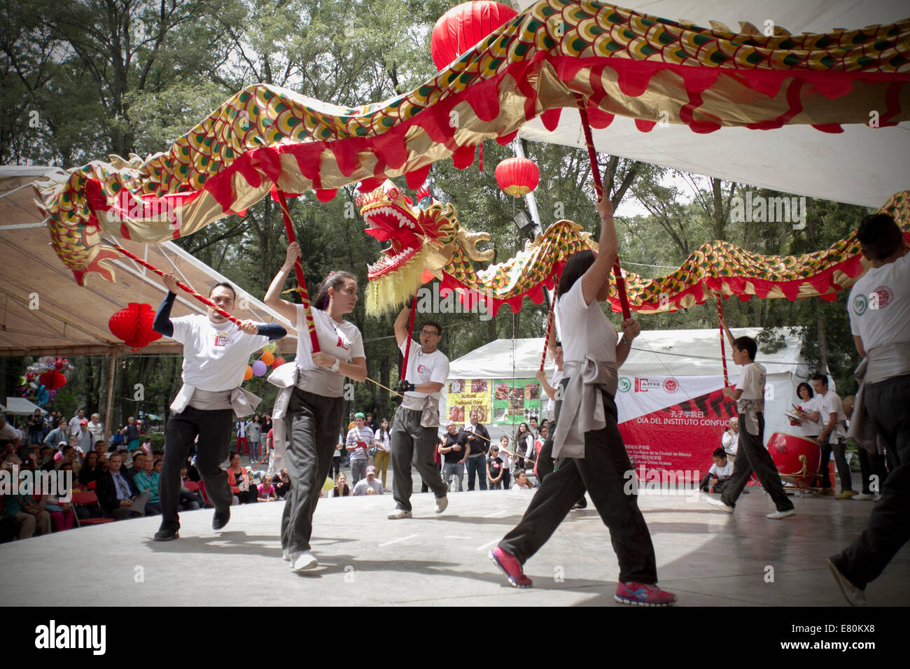 Mexico City, Mexiko. 27. Sep, 2014. Ein Drachen-Tanz-Team führt während der chinesischen kulturellen Herbstfestival 2014, im Rahmen des Tages des Konfuzius-Instituts in Mexiko-Stadt, Hauptstadt von Mexiko, am 27. September 2014. Der Tag des Konfuzius-Instituts wird weltweit am 27. September gefeiert. Bildnachweis: Alejandro Ayala/Xinhua/Alamy Live-Nachrichten Stockfoto