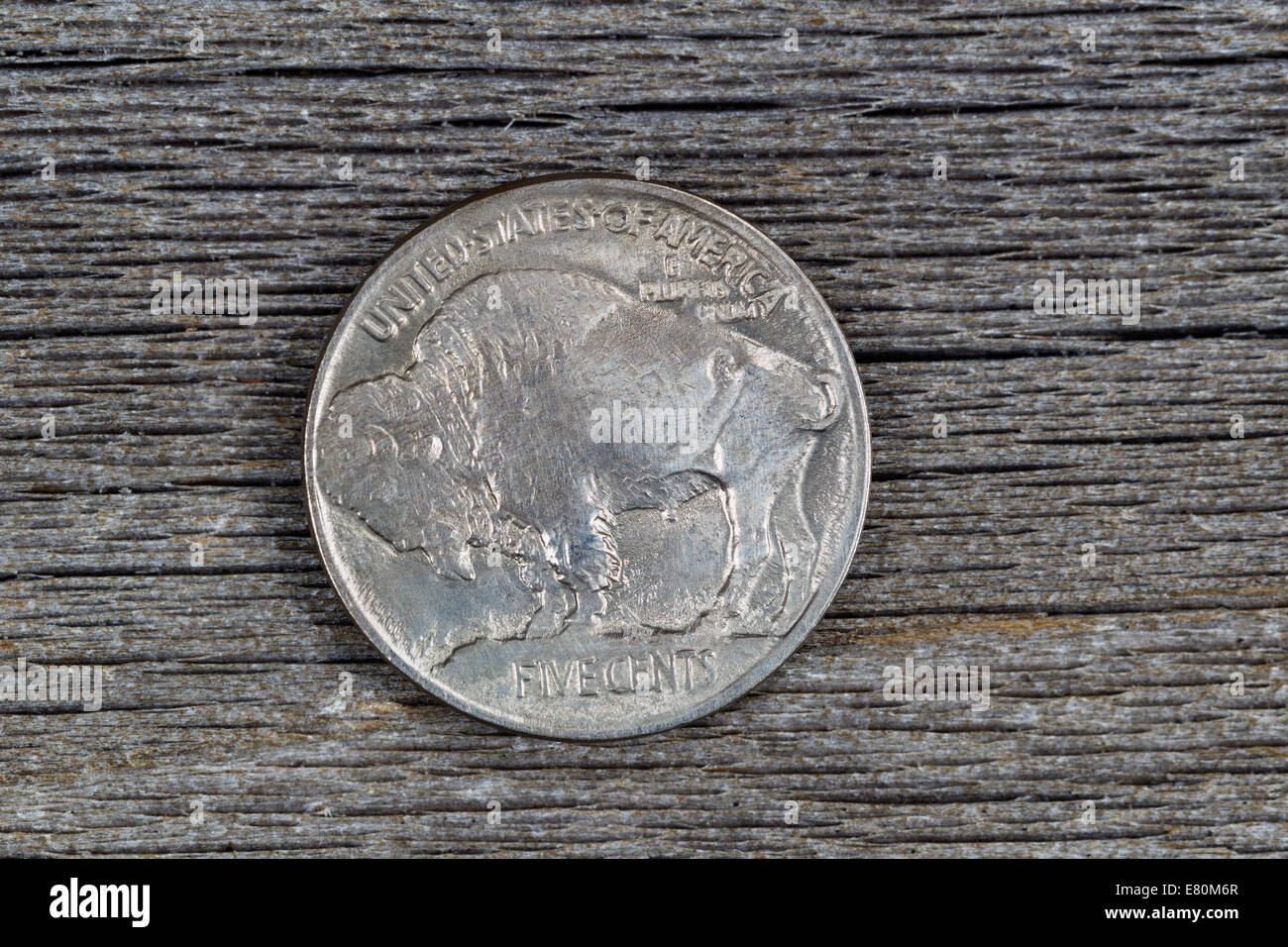Nahaufnahme Bild von American Buffalo Nickel, Rückseite, auf rustikalen Holz Stockfoto