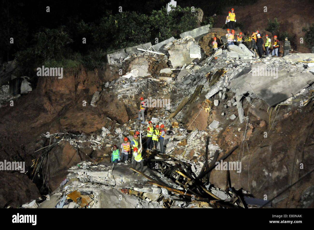 Xuan'en. 28. Sep, 2014. Retter arbeiten an der Erdrutsch-Standort in der Baihejing Community in Provinzen Stadt von Xuan'en County, Zentral-China Hubei Provinz, 27. September 2014. Ein Erdrutsch schlug vier Häuser in der Provinzen Stadt frühen Samstagmorgen verlassen sieben Menschen tot. Bildnachweis: Xinhua/Alamy Live-Nachrichten Stockfoto
