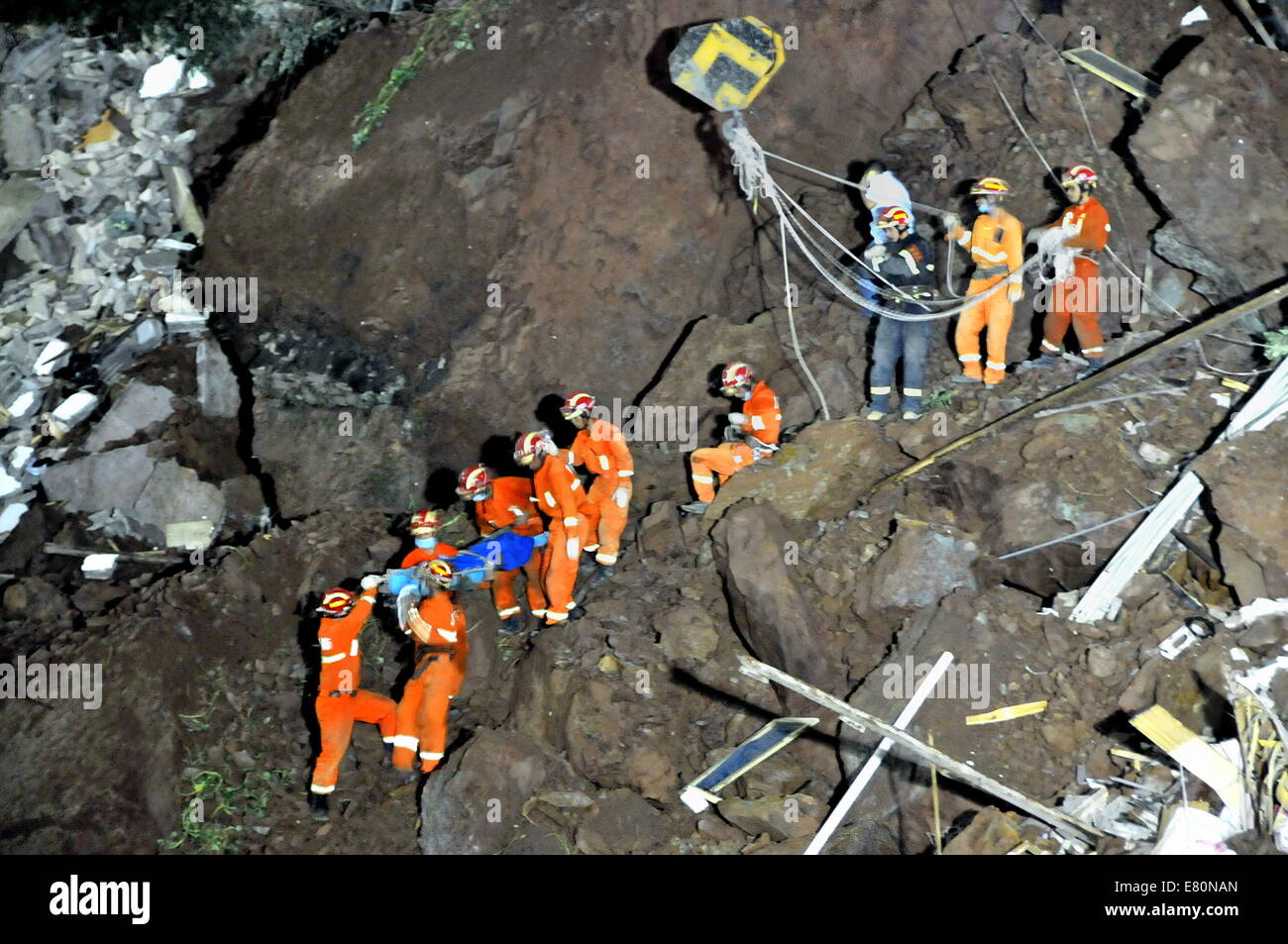 Xuan'en. 28. Sep, 2014. Retter übertragen ein Überlebender von einem Erdrutsch-Standort in der Baihejing Community in Provinzen Stadt von Xuan'en County, Zentral-China Hubei Provinz, 27. September 2014. Ein Erdrutsch schlug vier Häuser in der Provinzen Stadt frühen Samstagmorgen verlassen sieben Menschen tot. Bildnachweis: Xinhua/Alamy Live-Nachrichten Stockfoto