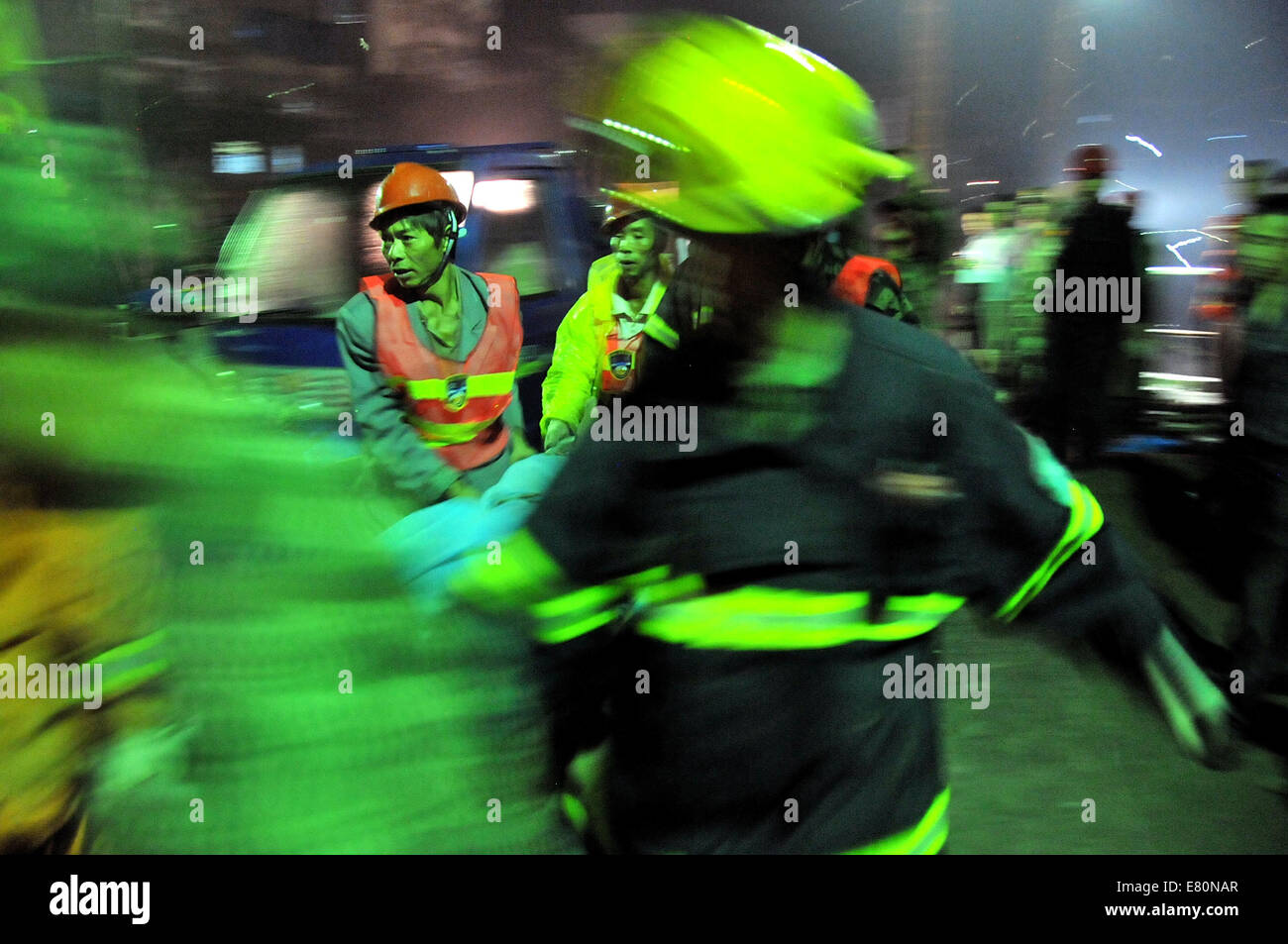 Xuan'en. 28. Sep, 2014. Retter eilen ein Überlebender der Erdrutsch in einen Krankenwagen an der Baihejing Gemeinschaft in Provinzen Stadt von Xuan'en County, Zentral-China Hubei Provinz, 27. September 2014. Ein Erdrutsch schlug vier Häuser in der Provinzen Stadt frühen Samstagmorgen verlassen sieben Menschen tot. Bildnachweis: Xinhua/Alamy Live-Nachrichten Stockfoto