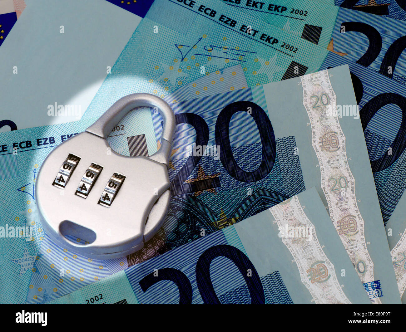 Spotlight-Effekt angewendet, um Schloss ruht auf europäischen Banknoten Stockfoto