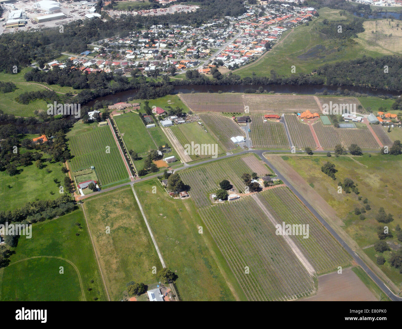 Luftaufnahme des Swan Valley mit Weinbergen und Swan River in der Nähe von Perth, Western Australia. Keine PR Stockfoto