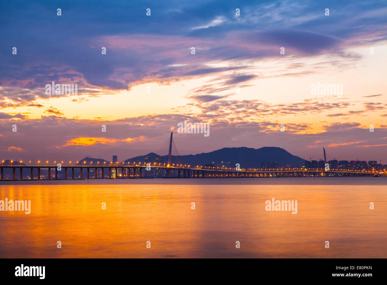 Moderne Brücke bei Sonnenuntergang Stockfoto