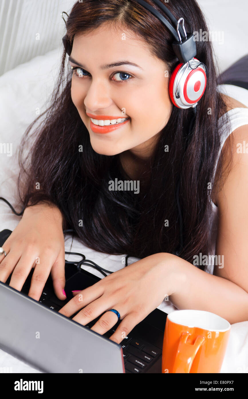 indische schöne Damen hören von Musik mit laptop Stockfoto