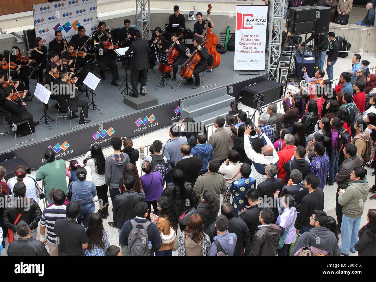 Lima, Peru. 27. Sep, 2014. Menschen besuchen ein Konzert der chinesischen Musik als Teil der Feier des Jahrestages der Konfuzius-Institute in den Innenhof der Plaza San Miguel Mall, im Bezirk von San Miguel, Lima, Peru, am 27. September 2014. Der Tag des Konfuzius-Instituts wird weltweit am 27. September gefeiert. Bildnachweis: Luis Camacho/Xinhua/Alamy Live-Nachrichten Stockfoto